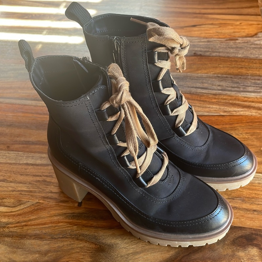 Practically brand new universal three heeled boot!